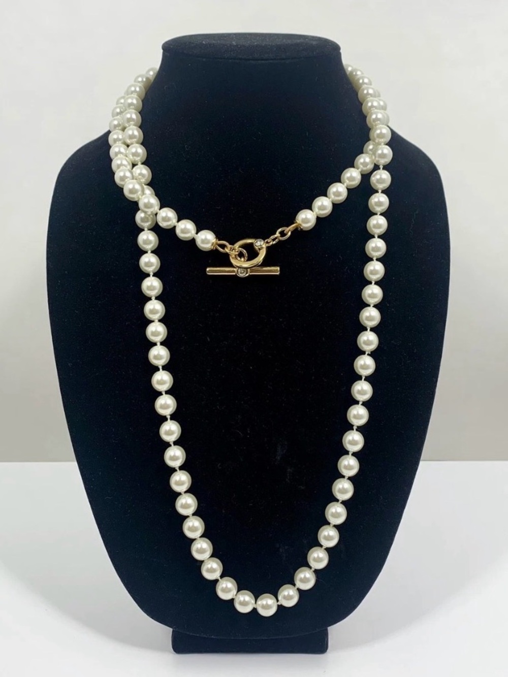 VTG MINT! HENRI BENDEL FAUX PEARL 47” SINGLE STRAND TOGGLE LOGO STAMPED NECKLACE